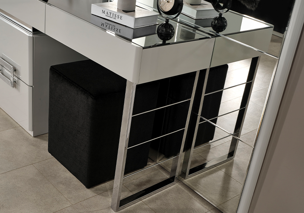 Beyaz yatak odası gümüş metal kulplu ve metal ayaklı şifonyer modeli