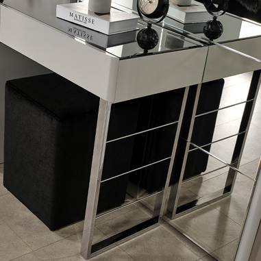 Beyaz yatak odası gümüş metal kulplu ve metal ayaklı şifonyer modeli