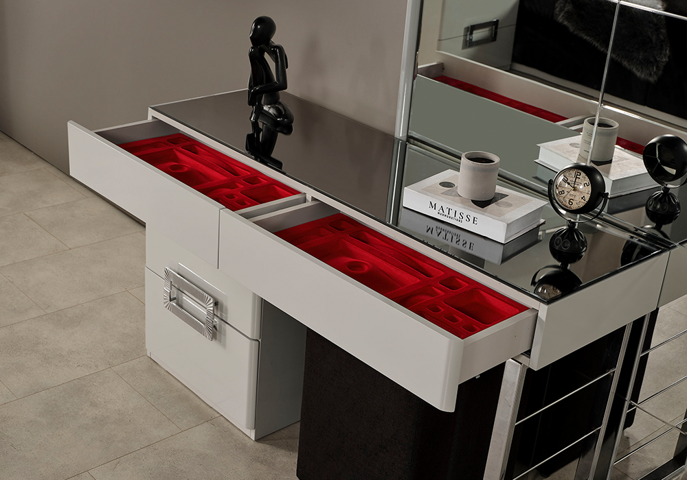 Beyaz yatak odası gümüş metal kulplu ve metal ayaklı şifonyer modeli