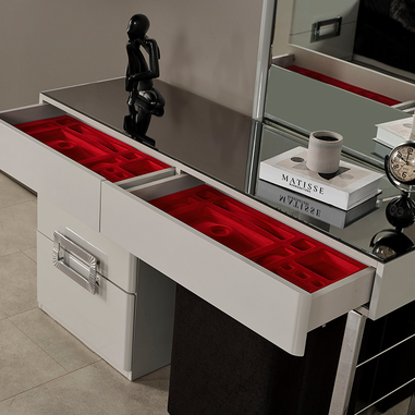 Beyaz yatak odası gümüş metal kulplu ve metal ayaklı şifonyer modeli
