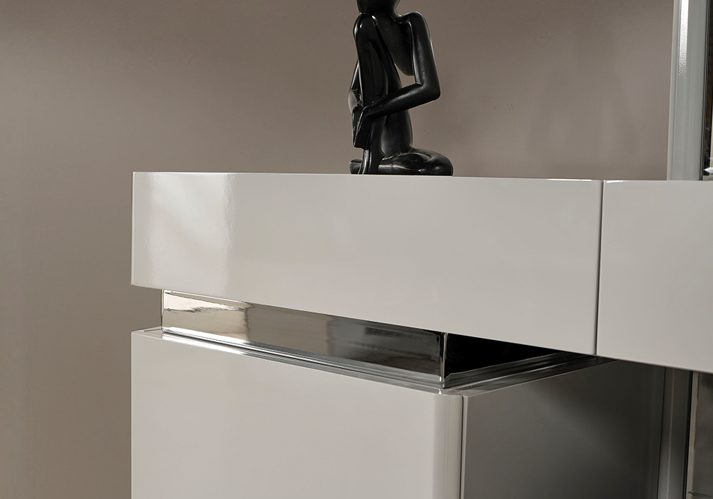 Beyaz yatak odası gümüş metal kulplu ve metal ayaklı şifonyer modeli