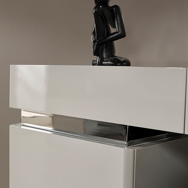 Beyaz yatak odası gümüş metal kulplu ve metal ayaklı şifonyer modeli