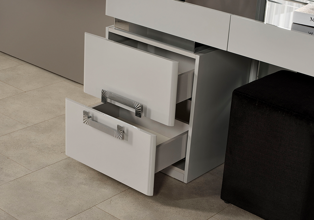 Beyaz yatak odası gümüş metal kulplu ve metal ayaklı şifonyer modeli