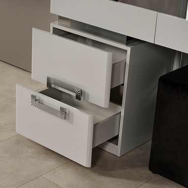 Beyaz yatak odası gümüş metal kulplu ve metal ayaklı şifonyer modeli