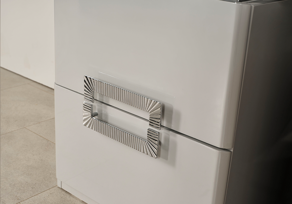 Beyaz yatak odası gümüş metal kulplu ve metal ayaklı şifonyer modeli