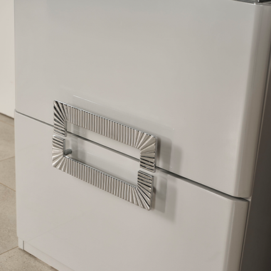 Beyaz yatak odası gümüş metal kulplu ve metal ayaklı şifonyer modeli