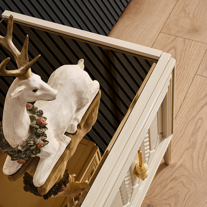 Gold ve krem detaylara sahip Velar TV Üitesi