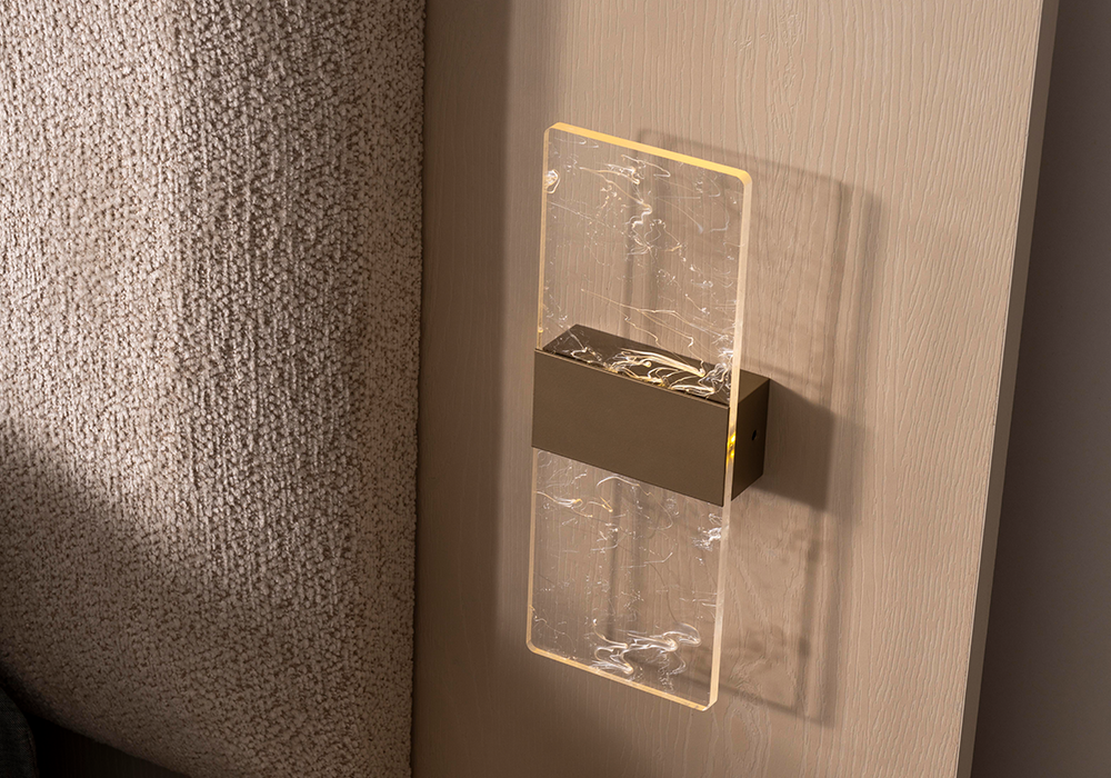 Modern yatak odası Yakut krem karyola ve başucu aydınlatma detayı