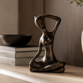Modern yaşam alanları için yoga temalı dekoratif heykel