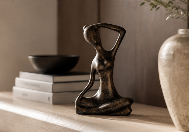 Modern yaşam alanları için yoga temalı dekoratif heykel