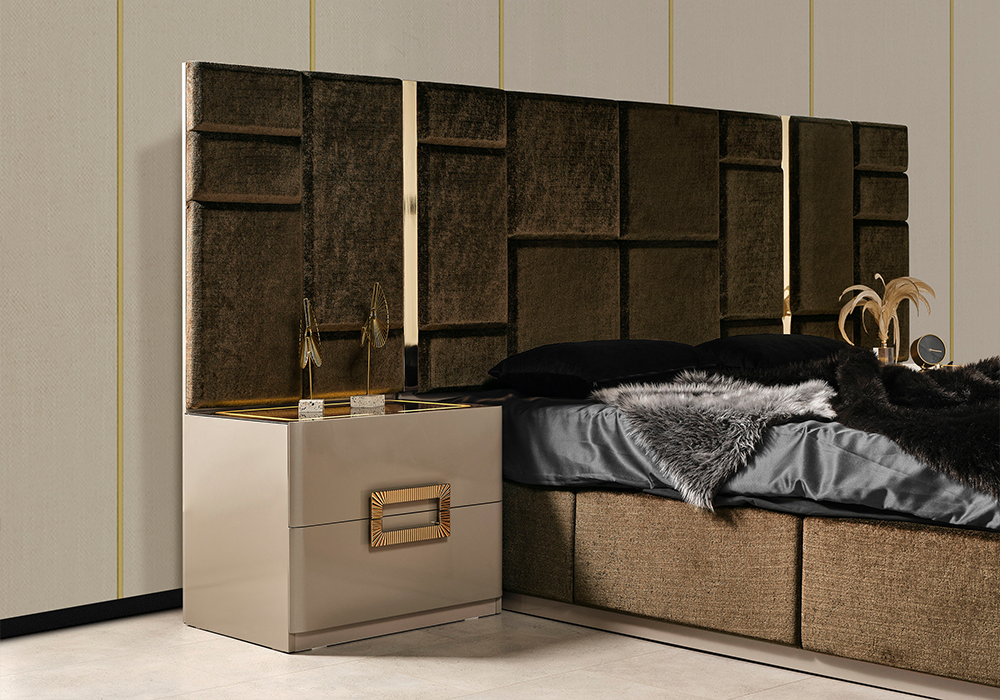 Modern bej yatak odası gold renk detaylı bej başlık ve karyola ve komodin