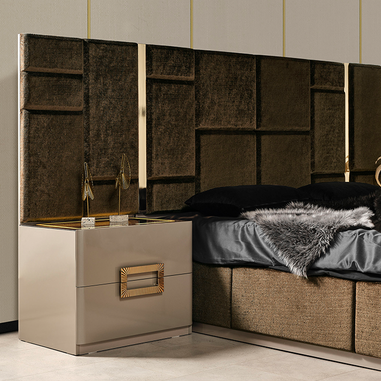 Modern bej yatak odası gold renk detaylı bej başlık ve karyola ve komodin